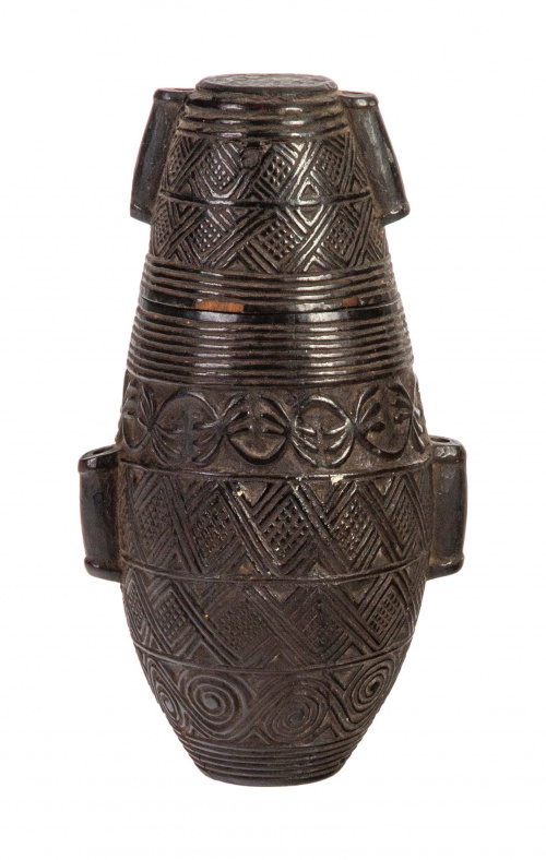 Polvorera de madera tallada con motivos geométricos.Princ