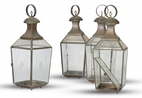 Lote de cuatro faroles de hierro y cristal grabado al ácido