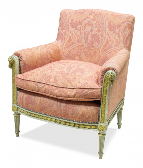 Butaca en madera tallada, policromada de gris y dorada, de 