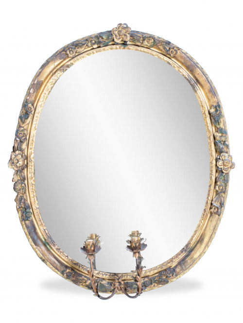 Juego de tres espejos ovalados en madera tallada y dorada, 