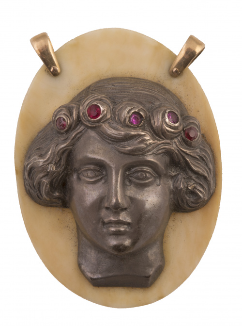 Colgante Art-Decó con busto de dama en relieve realizado en