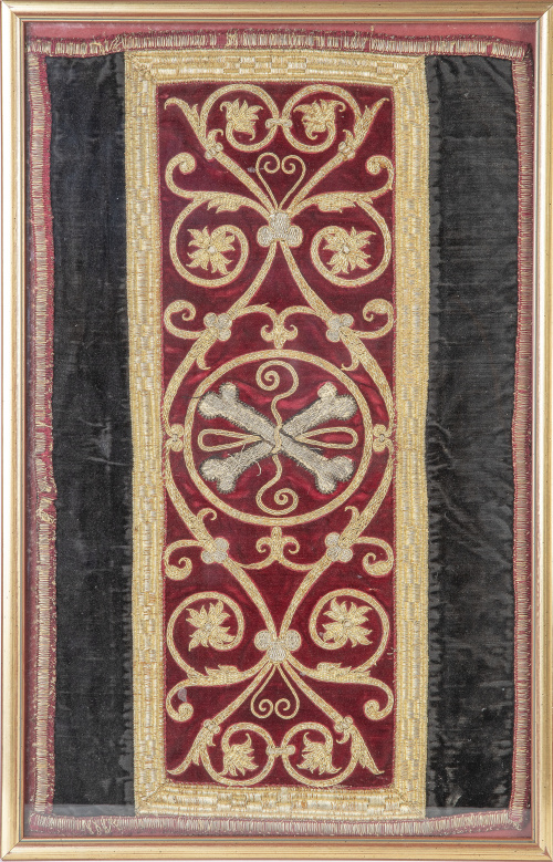 Bordado de terciopelo negro y granate e hilos de oro con re