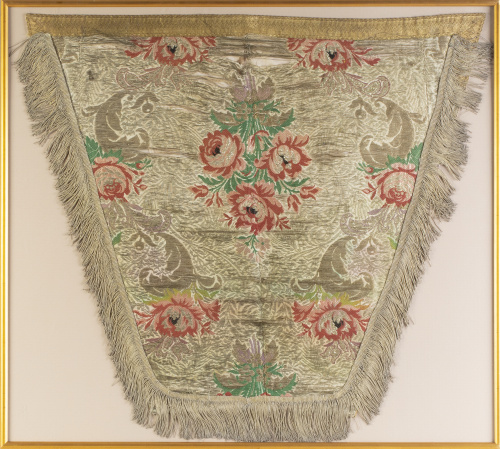 Capillo con flores bordadas en hilo de oro y color.S. XVI