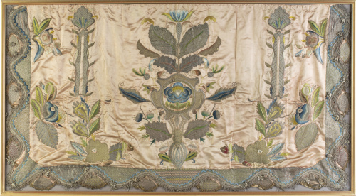 Tela rectangular de seda bordada con flores en hilo de oro,