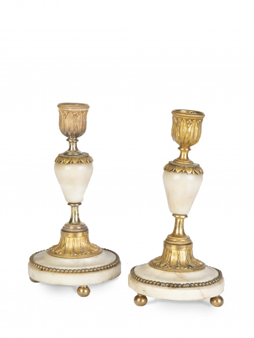 Pareja de candeleros Luis XVI de bronce dorado y mármol.F