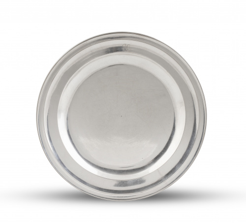 Plato circular de plata con iniciales grabadas. Con marcas.