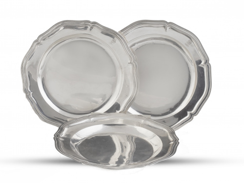 Lote de dos platos circulares de plata del S. XVIII y un pl