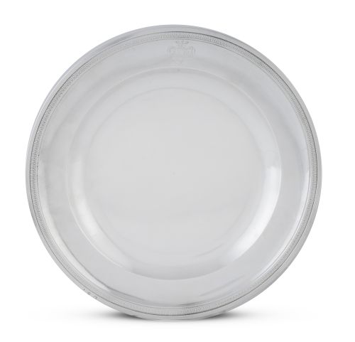 Fuente circular de plata con escudo grabado y decoración de