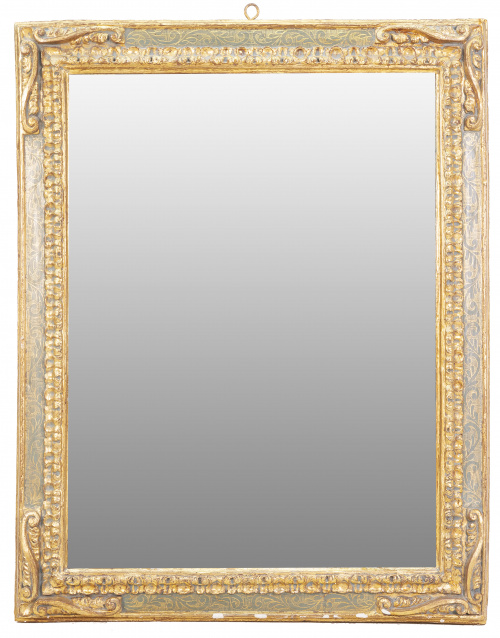Espejo rectangular de madera tallada, dorada y policromada.