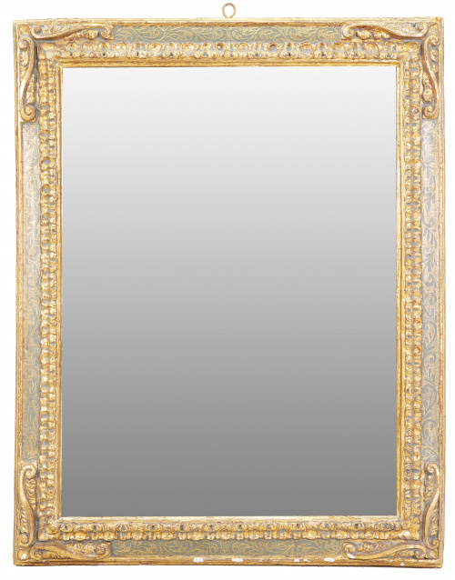 Espejo rectangular de madera tallada, dorada y policromada.