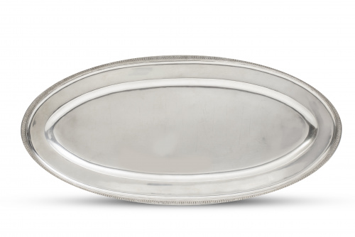 Fuente de pescado de plata decorada con palmetas. Con marca