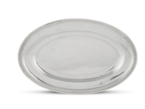 Fuente oval de plata blasonada, decorada con hojas en el pe