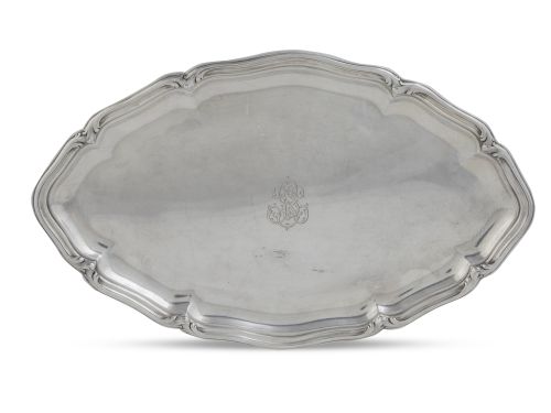 Fuente oval de plata con iniciales entrelazadas grabadas. M