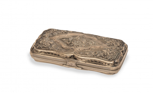 Cajita de plata y plata sobredorada con decoración floral e