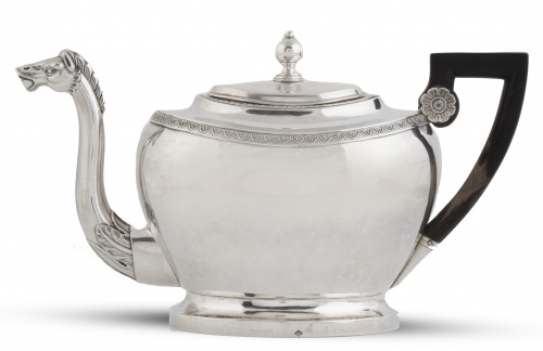 Tetera imperio de plata con mango de madera. Con marcas.P