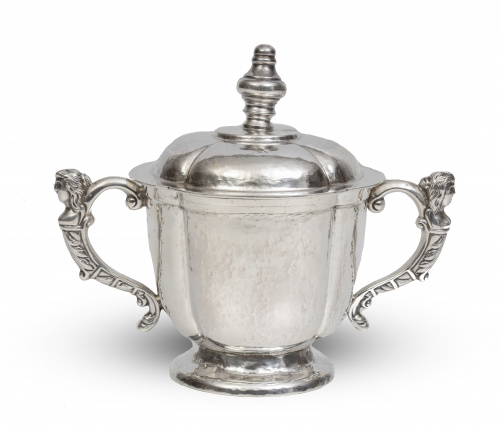 Bote con tapa de plata. Con marcas.S. XX.