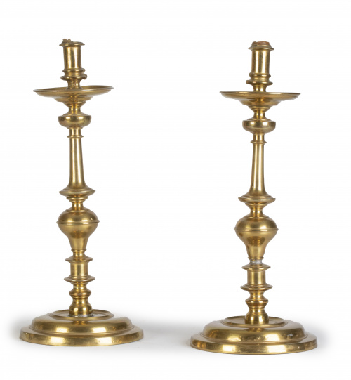 Pareja de hacheros de bronce dorado.Trabajo español, S. X