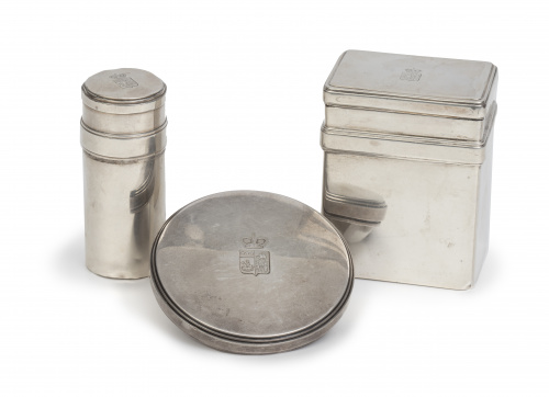 Lote de dos piezas de tocador y una tapa con escudo de plat