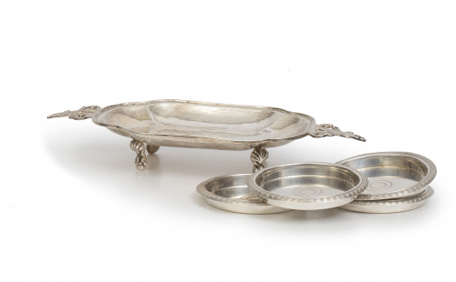 Lote de cuatro platitos de plata con marcas de Minerva, ley