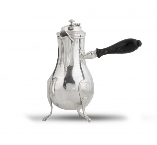 Chocolatera de plata sobre pies de trípode con mango de mad