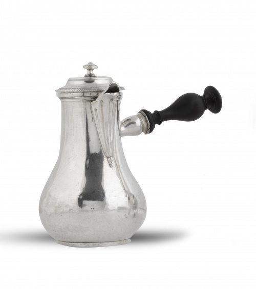 Chocolatera de plata con mango de madera de ébano torneado.