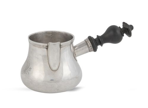 Lechera de plata con blasón grabado y mango de madera.Con