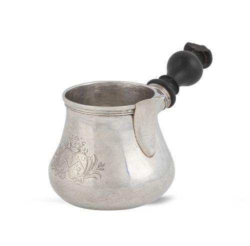 Lechera de plata con blasón grabado y mango de madera.Con