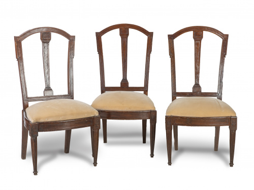 Juego de tres sillas de estilo Luis XVI de madera de nogal.