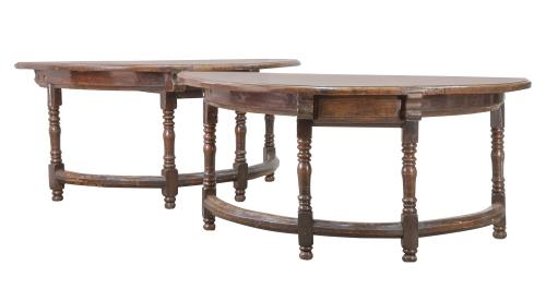 Dos mesas de arrimo de madera de nogal con tapa de media lu