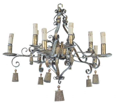 Lámpara de diez luces de hierro forjado y dorado con borlas