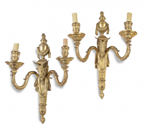 Pareja de apliques Luis XVI de bronce dorado de dos luces.