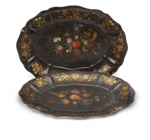 Pareja de bandejas de "papier mâche" pintadas y doradas con