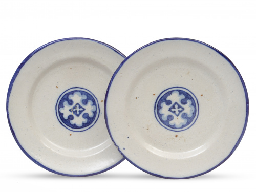 Pareja de platos de cerámica esmaltada en azul de cobalto.
