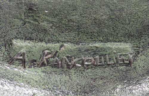 Pareja de platos de cerámica esmaltada en azul de cobalto.