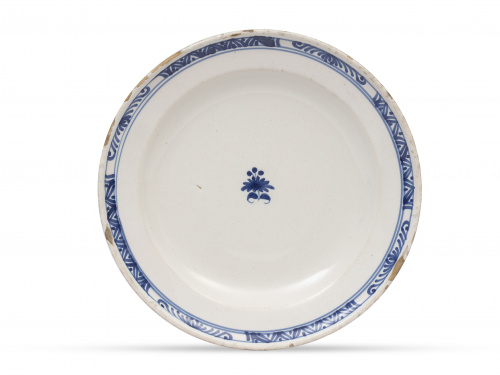 Plato de cerámica esmaltada en azul.Francia, S. XVIII.