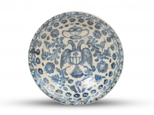 Plato de cerámica esmaltada en azul de cobalto con águila b