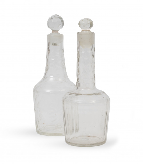 Pareja de frascos de vidrio de decoración tallada.S. XVII