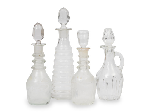 Lote de tres garrafas y una vinajera de cristal.S. XVIII 