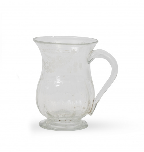 Jarro con asa de vidrio incoloro grabado a rueda.La Granj
