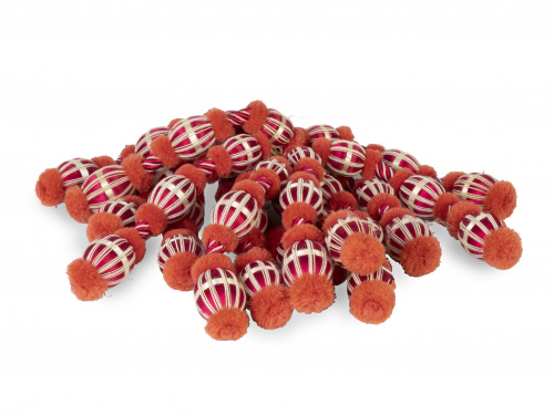 Conjunto de aplicaciones en rojo e hilos blancos.S. XIX.