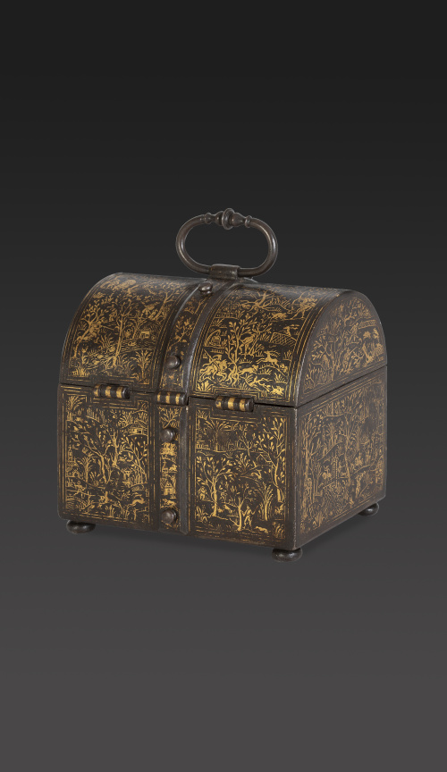Caja de caudales en hierro damasquinado en oro.Siguiendo 
