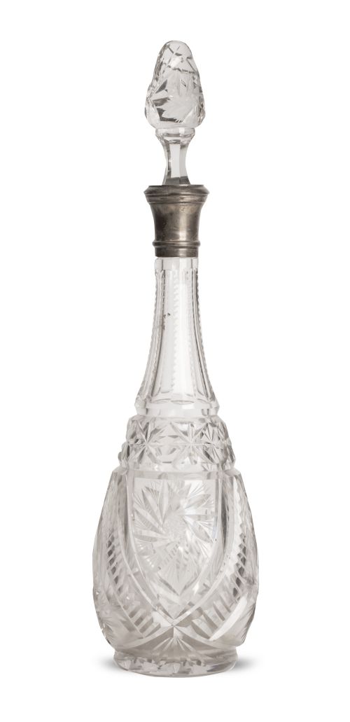 Licorera de vidrio tallado con remate de plata. Con marcas.