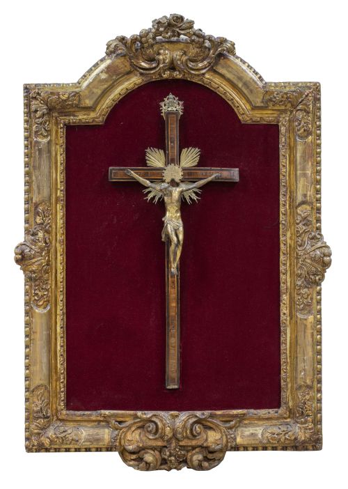 Cristo expirante.En bronce dorado, sobre cruz de madera d