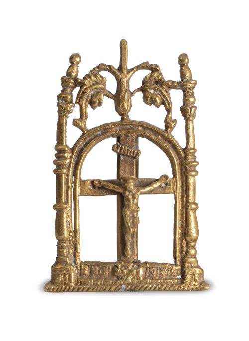 Portapaz de bronce con Cristo crucificado.España, S. XVII.