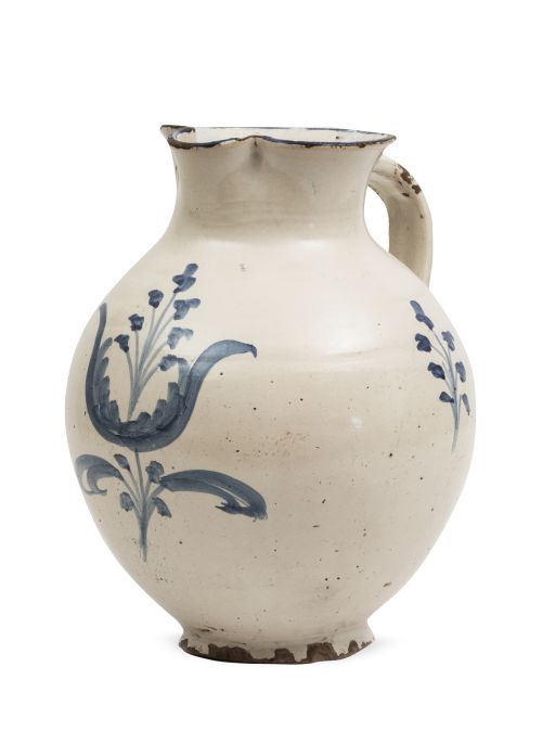 Jarro de cerámica esmaltada en azul y blanco.Puente del A