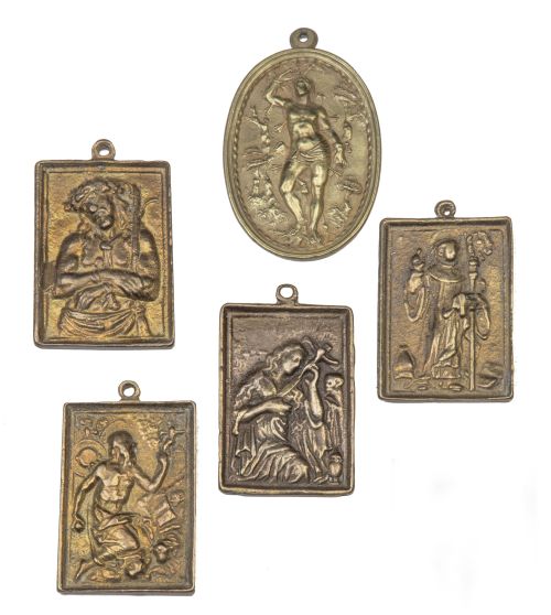 Lote de cinco placas devocionales de bronce dorado, una de 
