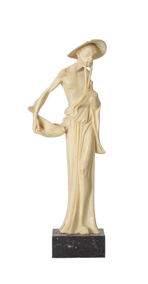 Hombre con cesta con pez.Figura de pasta imitando marfil,