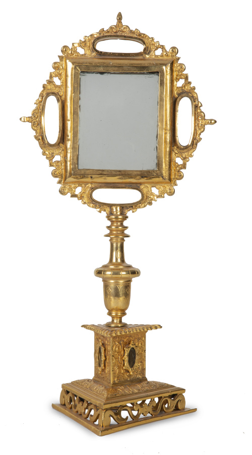 Custodia relicario de bronce dorado.España, S. XVII.