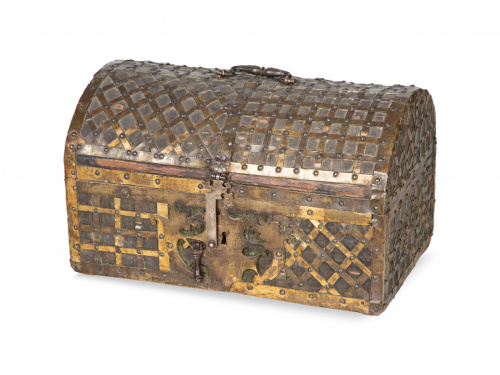 Cofre con alma de madera, con tela y metal.Francia, S. XV