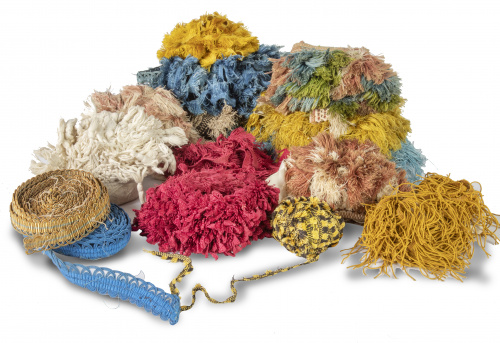 Conjunto de aplicaciones de distintos colores.S. XX.